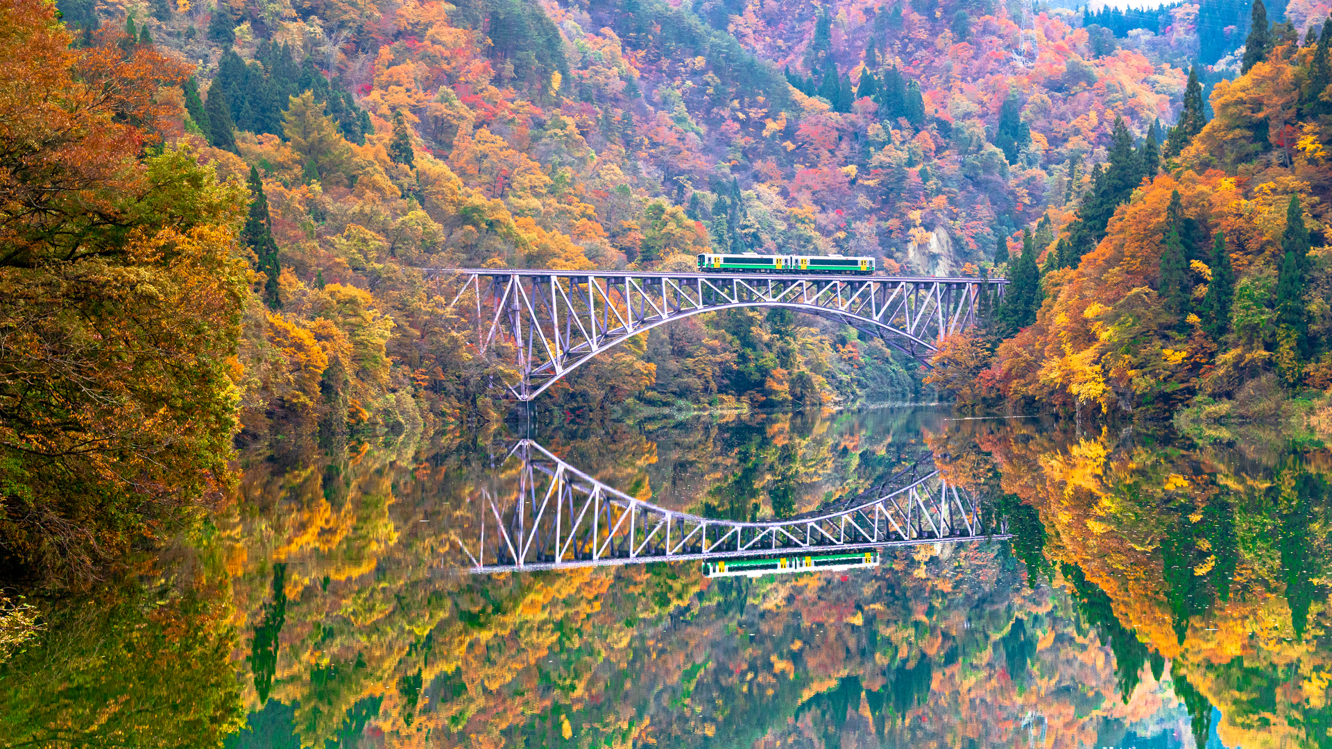 秋の只見川橋