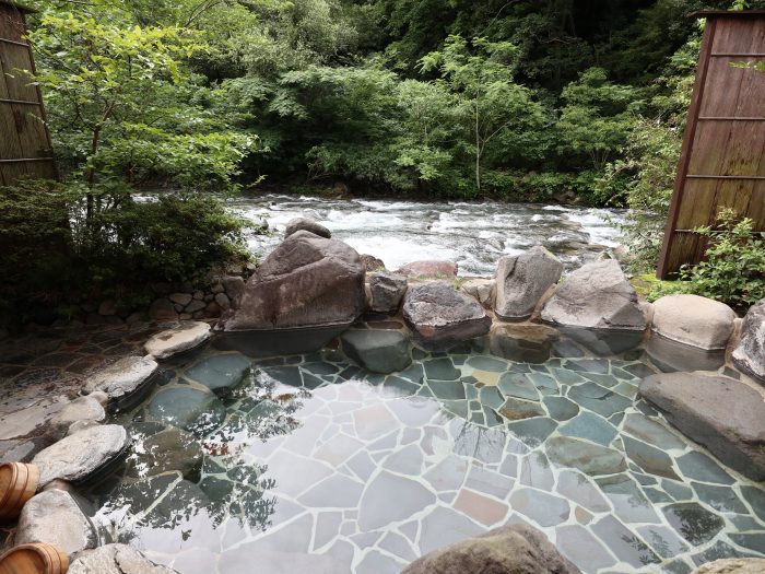 川を望む雉子亭豊栄荘の露天風呂