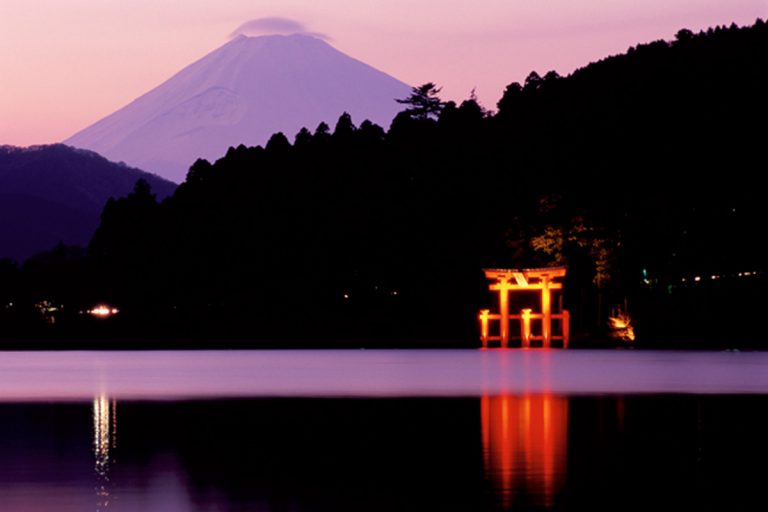 芦ノ湖と平和の鳥居と富士山