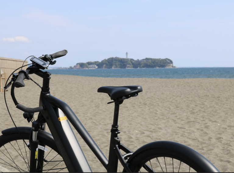 KUROADの自転車と江の島