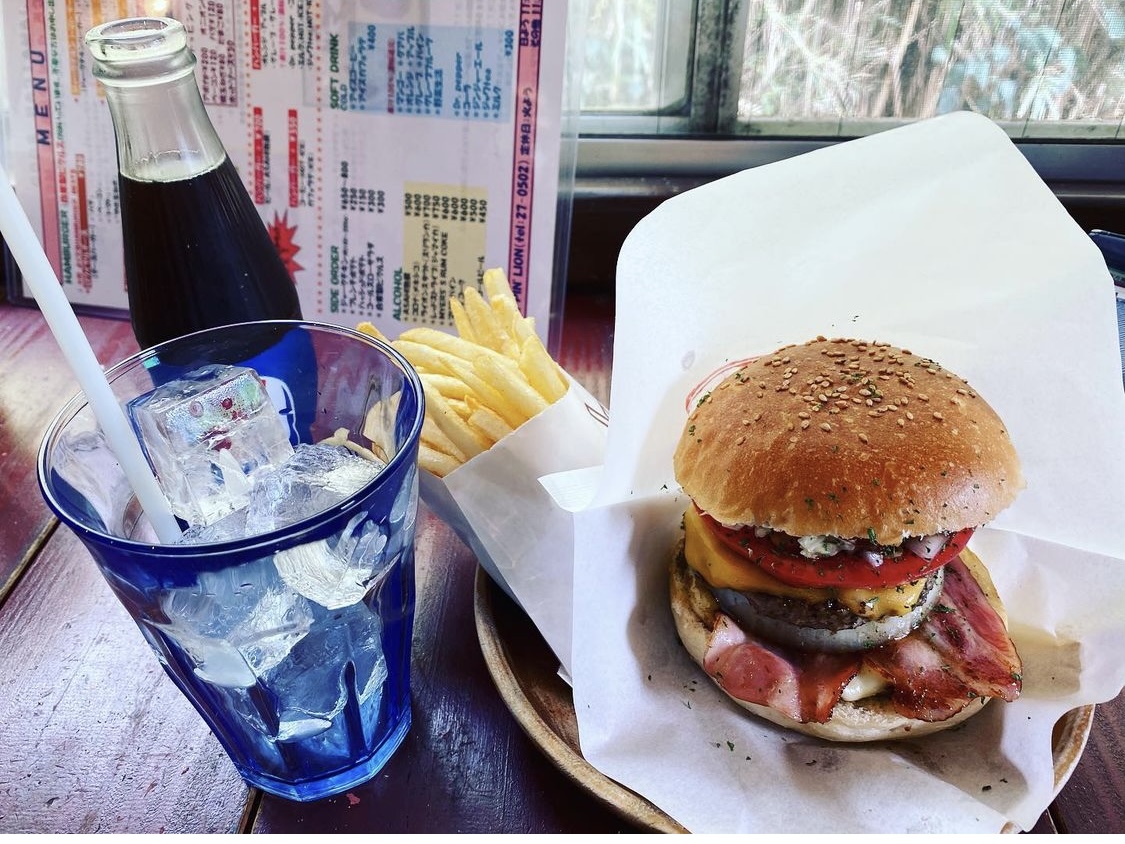cafe&burger STEPPIN’ LIONのハンバーガー