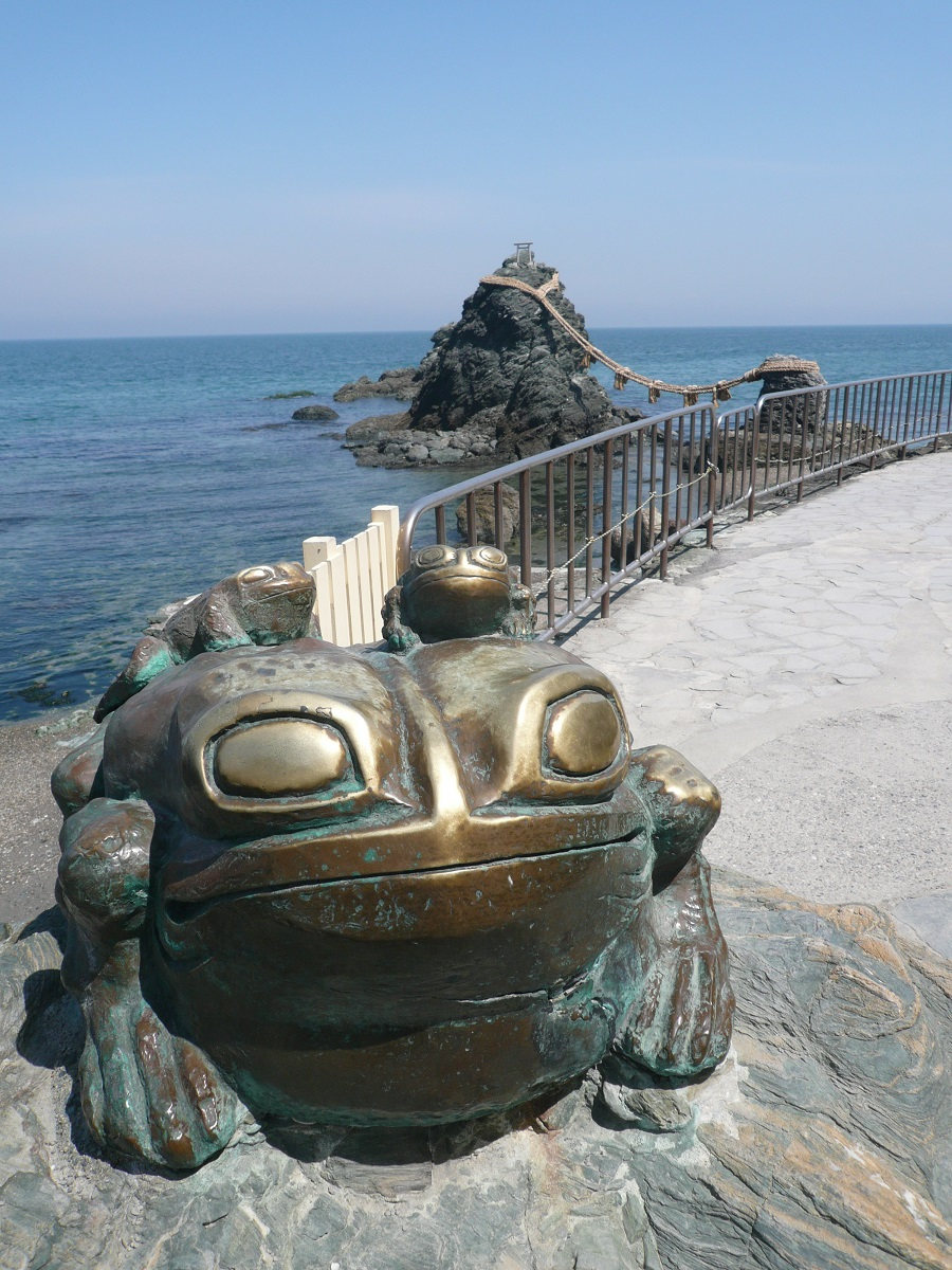 二見輿玉神社の蛙の置物