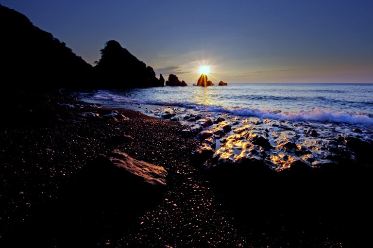 五色の浜から朝日を望む