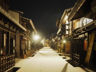 飛騨高山の古い町並（夜の雪景色）