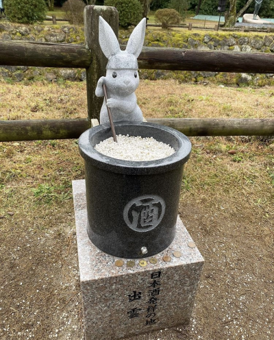 出雲大社の境内にある因幡の白兎の像