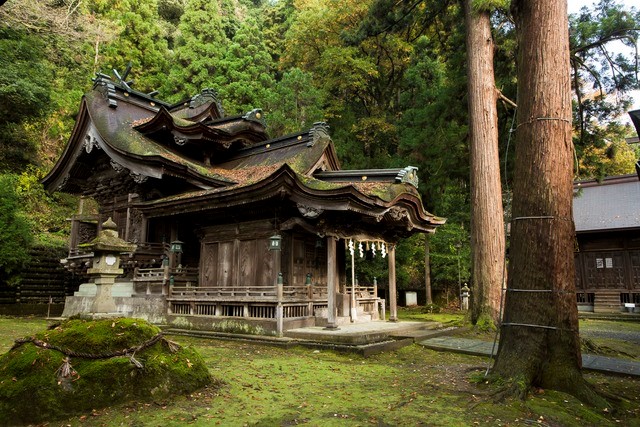 全国的にも珍しい紙の神様をお祀りする「大瀧神社」の拝殿