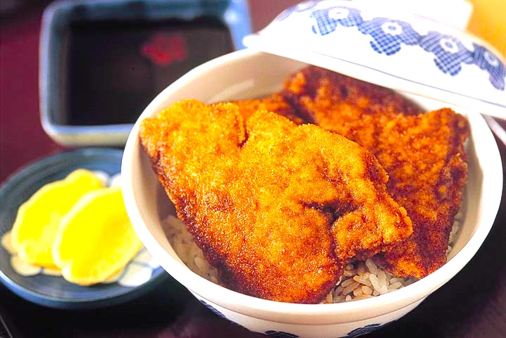 大きなカツがのった福井のB級グルメ「ソースカツ丼」