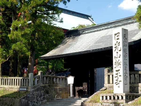 奈良時代創建の由緒あるお寺です