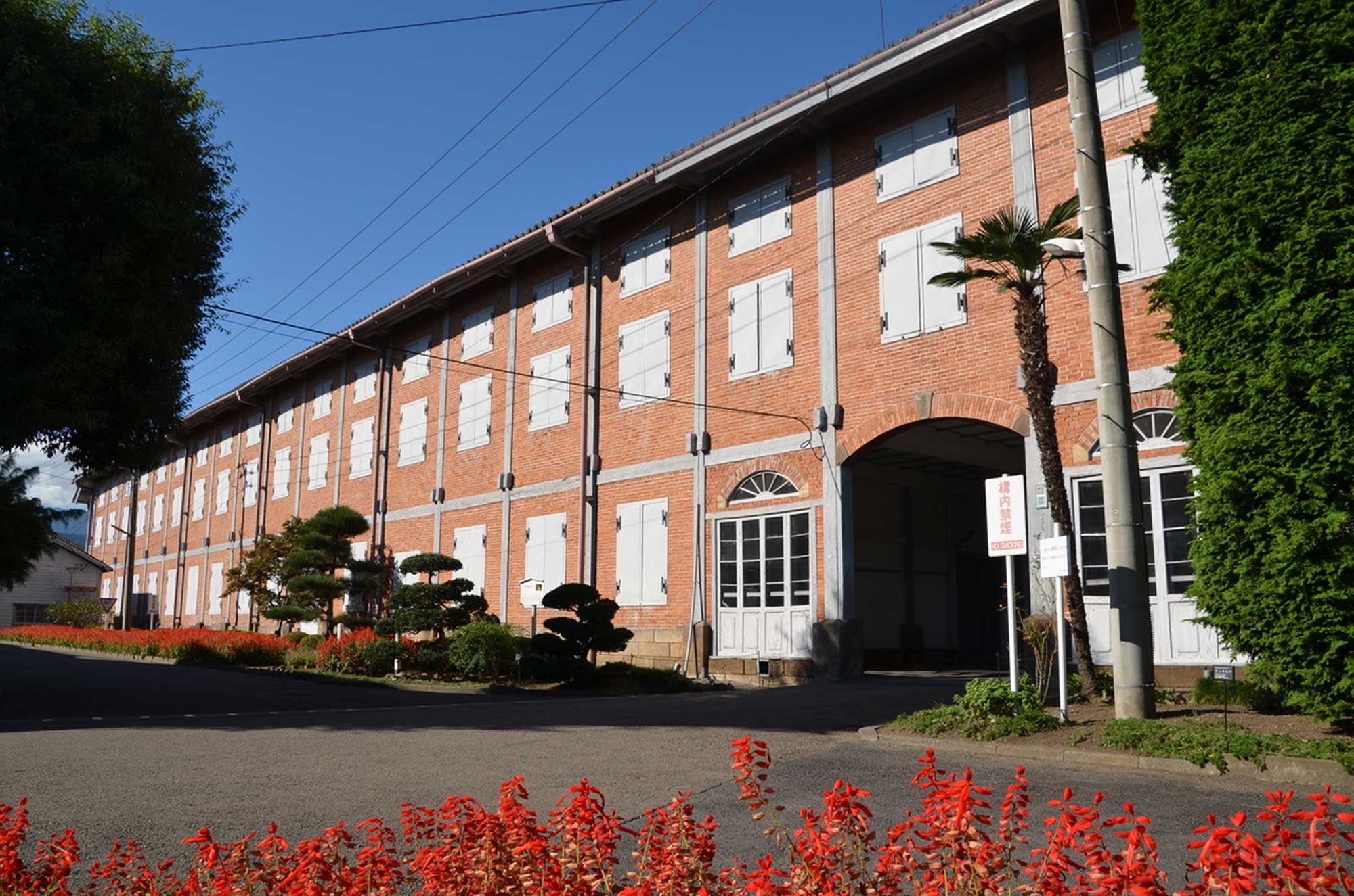 日本で最初の近代官営工場です
