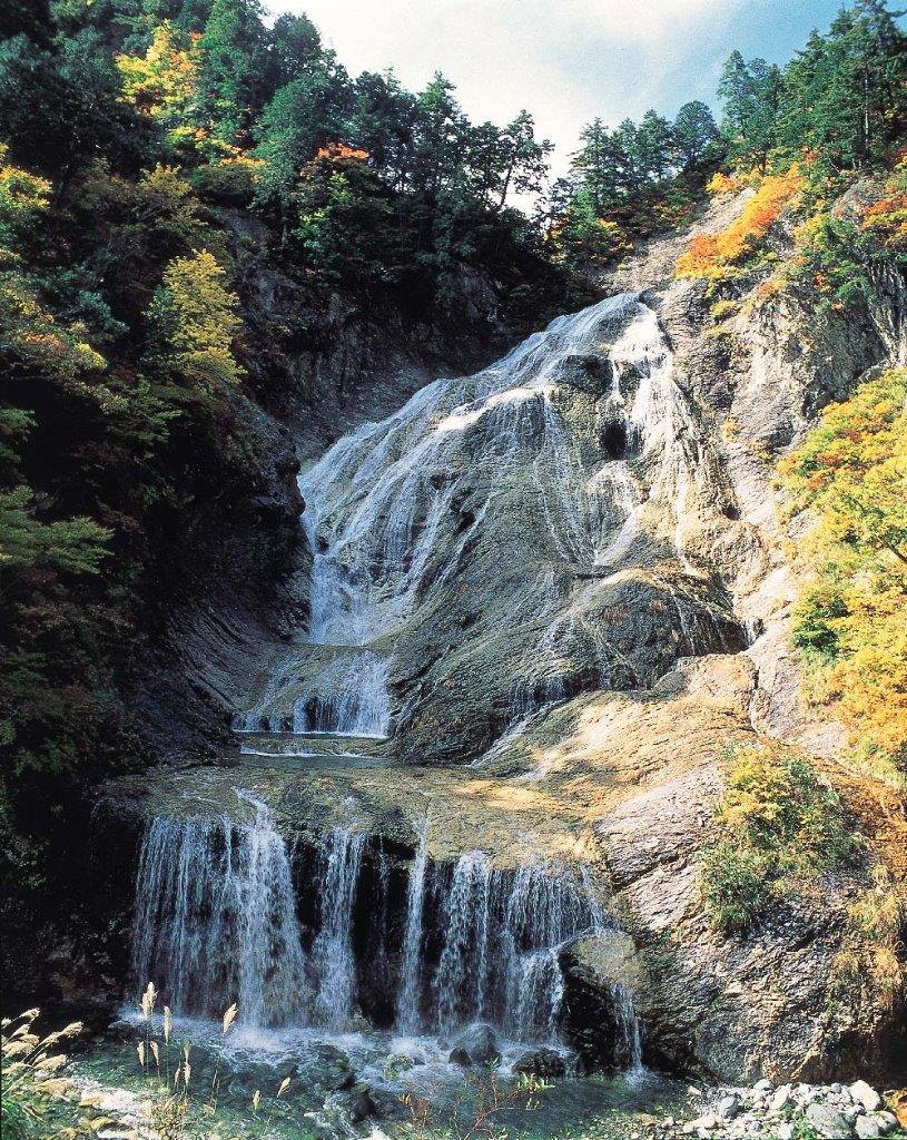 日本の滝百選にも選ばれています