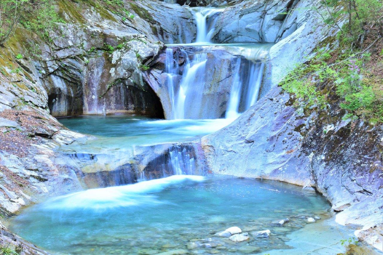 日本の滝100選に選ばれている景勝地