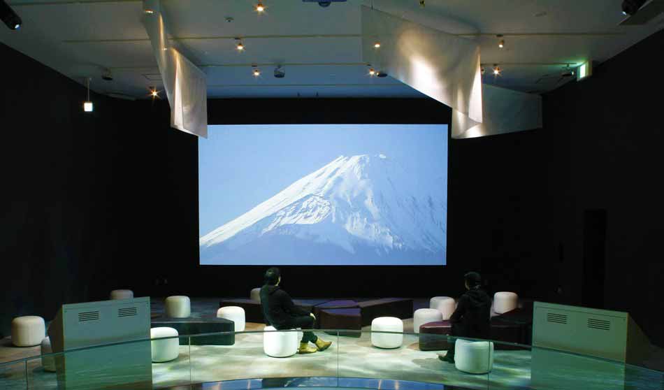 大画面のシアターで富士山について学べます