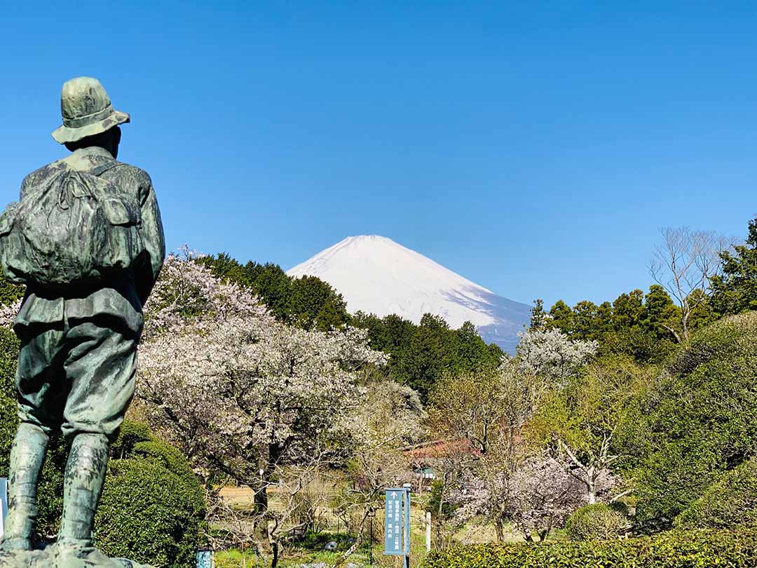 秩父宮雍仁親王殿下の銅像と富士山