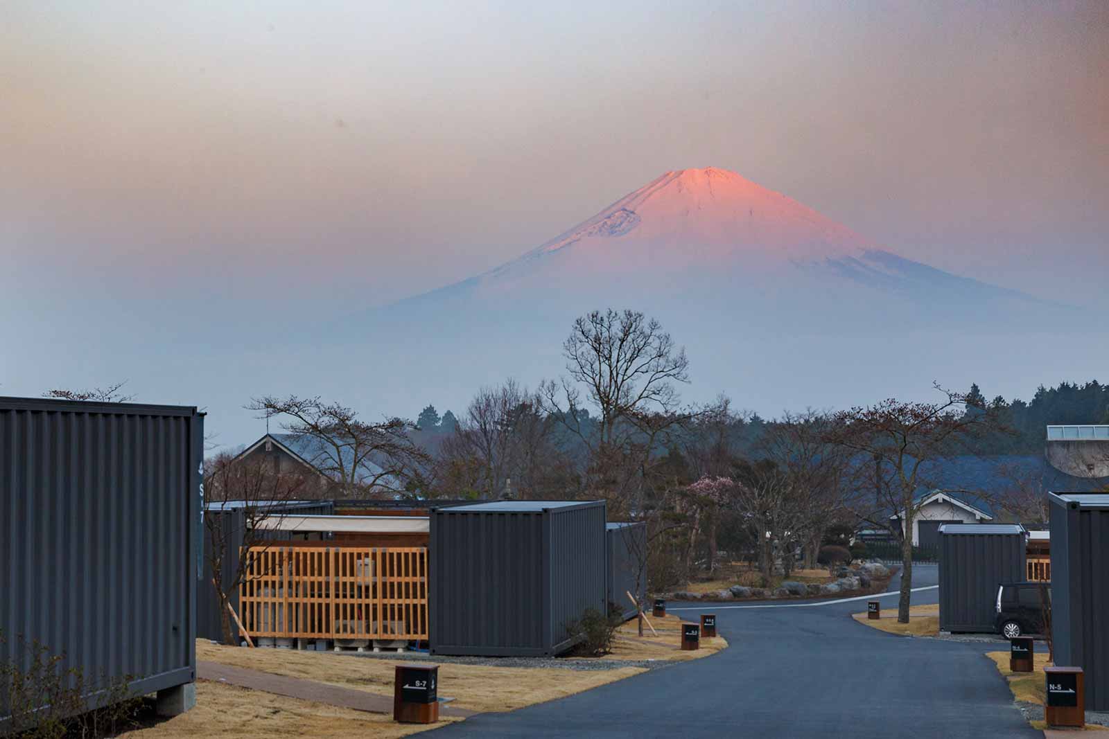 朝焼けが映える富士山
