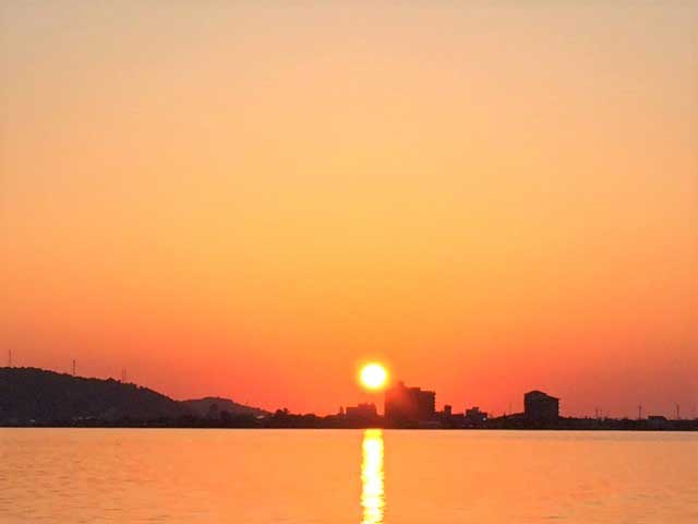 東郷湖から夕陽を眺める