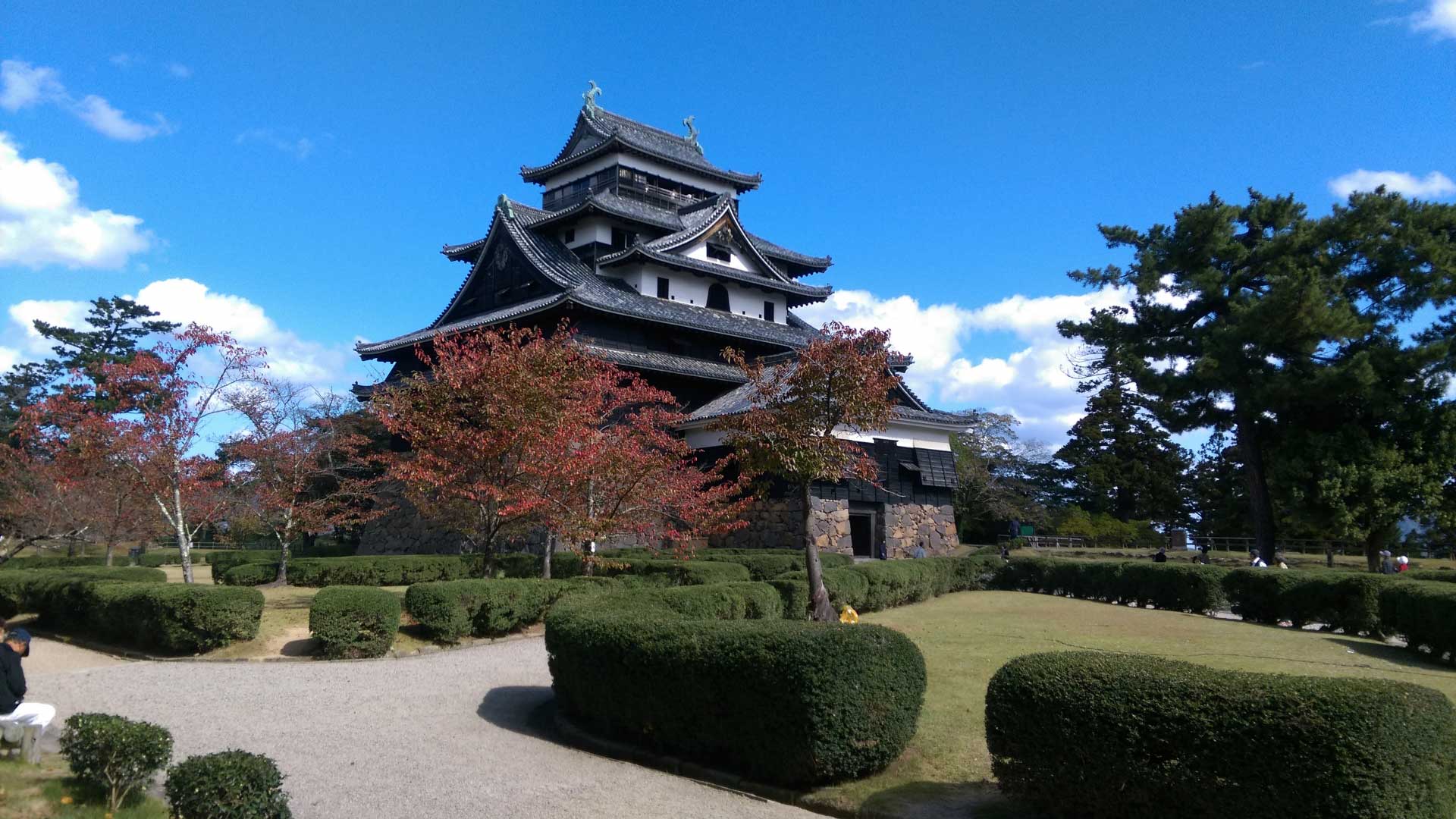 晴天の秋空と松江城