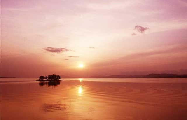 宍道湖の湖面に映える夕焼け