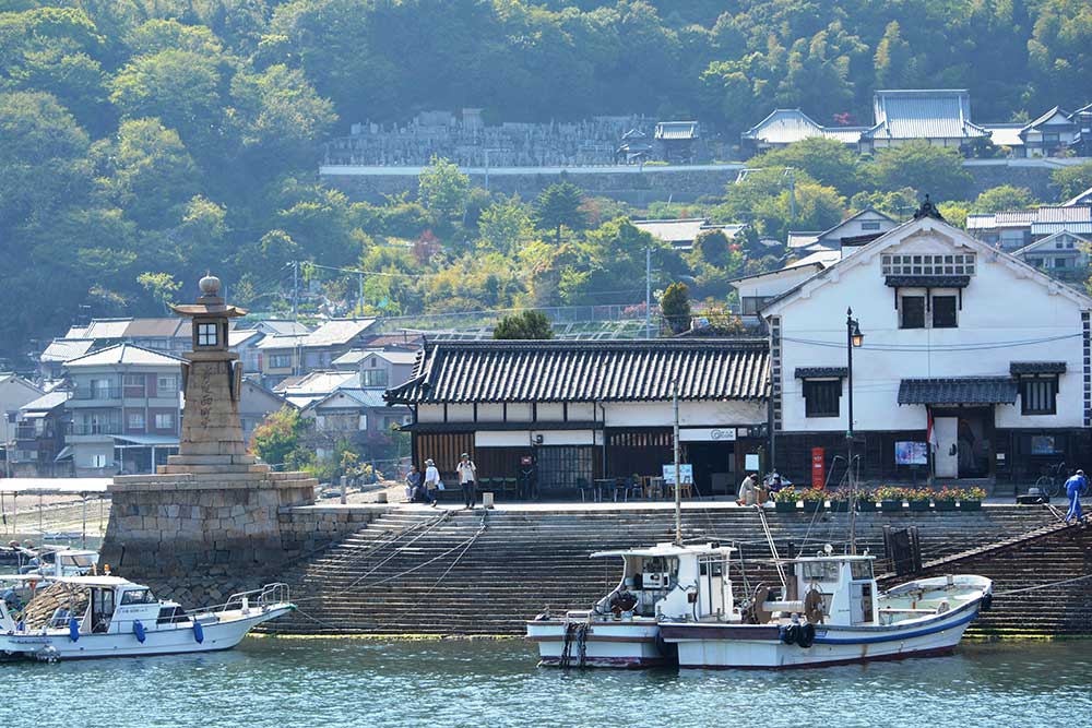 江戸時代から港を見守る灯台