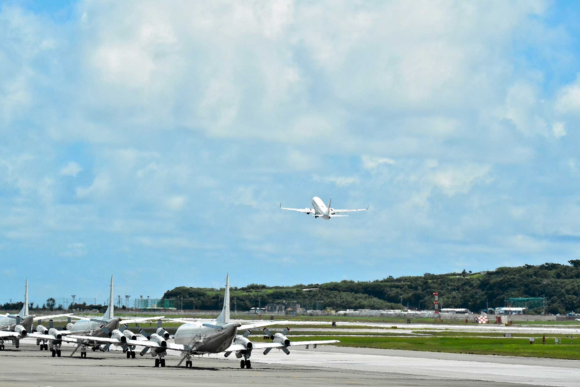 沖縄の青い空に吸い込まれる飛行機を眺めてみては