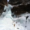 大迫力の氷瀑は圧巻の風景