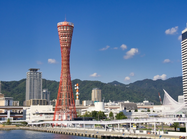 晴れた日の神戸ポートタワーと港町